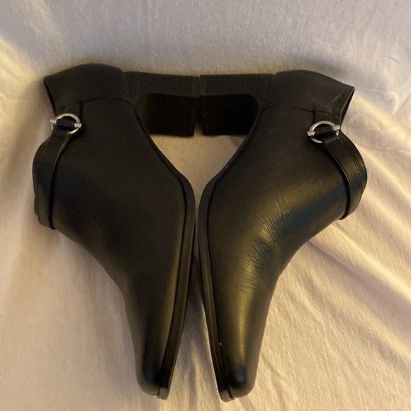 NIB pair of A. J. Valenti leather ankle booties - Picture 6 of 9